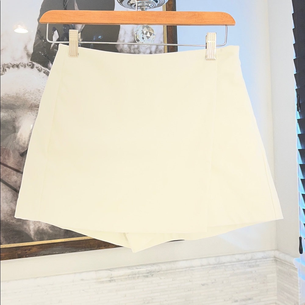 New With Tag Francesca’s Faux Leather Ivory Skort Size Extra Small